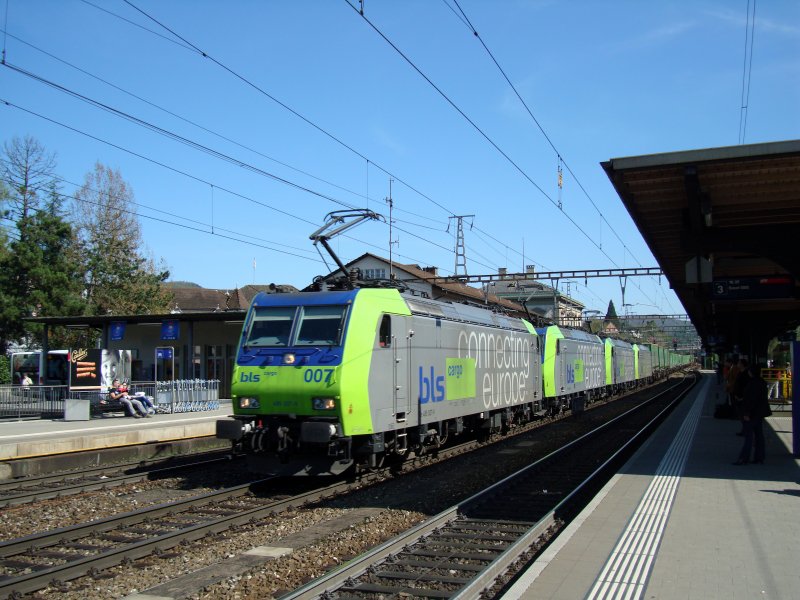 Viererpack Re 485 mit Hangartnerzug bei Liestal am 26.04.2008