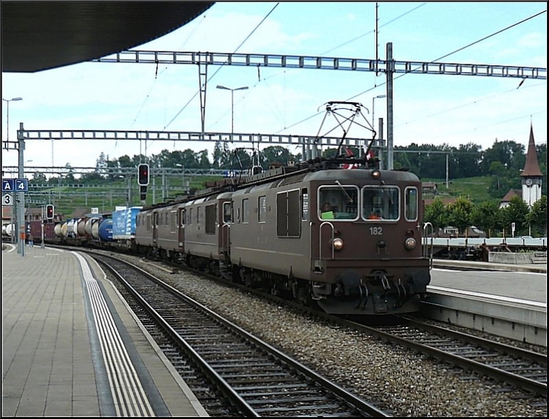 Vierertraktion BLS Re 425 durchfhrt mit einem Gterzug, vorbei an den Weinbergen und der Kirche, den Bahnhof von Spiez am 29.07.08. (Hans)
