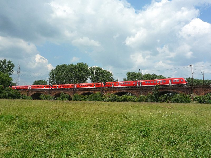 Vierfachtraktion Br 612 als RE 3313 Saarbrcken Hbf - Frankfurt(Main)Hbf umgeleitet ber die Mainbrcke am Abzweig Kostheim. 02.06.09