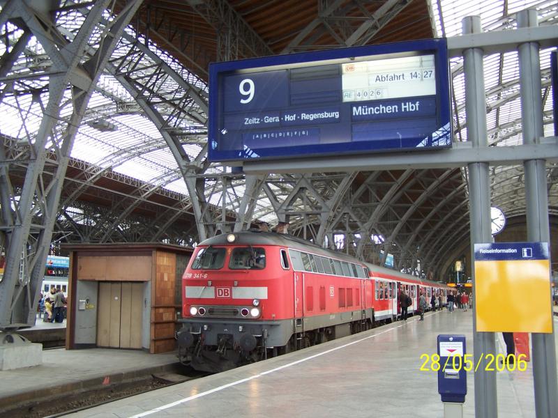  VIERLNDER EXPRESS  nennt sich dieser Zug. Er fhrt als Regional-Express 4026 von Leipzig (ab 14.27 Uhr) ber Zeitz, Gera, Hof und Regensburg nach Mnchen (an 21.15 Uhr). Der Zug besitzt keine Gastronomie an Bord, keine Reservierungsmglichkeiten usw. Am 28.05.2006 war RE 4026 mit der Regensburger 218 341-6 bespannt.