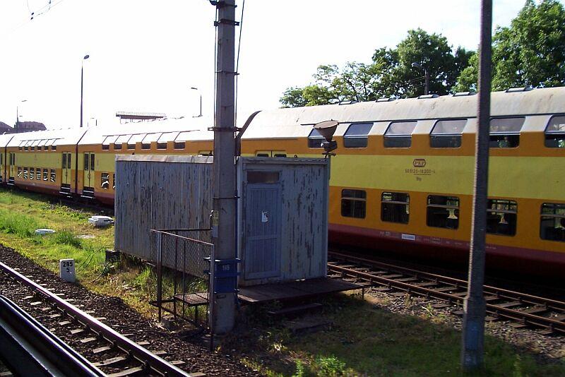 Vierteiliger Doppelstock-Gliederzug der PKP in gelb/hellgelb/rot am 23.06.2005 in Malbork, Strecke Gdansk (Danzig) - Warszawa (Warschau).