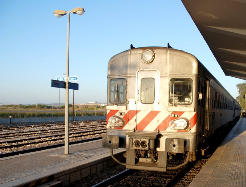 VILA REAL DE SANTO ANTÓNIO (Distrikt Faro), 19.01.2007, ein Triebzug BR 0600 wartet auf die Abfahrt in Richtung Faro