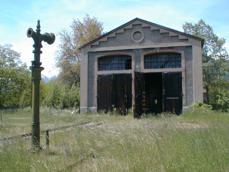 Vinschgaubahn Meran-Mals,zweistndiger Lokschuppen
und Wasserkran in Mals 2001.Hinter dem Lokschuppen befindet sich noch ein sogenannter Wendestern(Gleisfnfeck)Archiv P.Walter