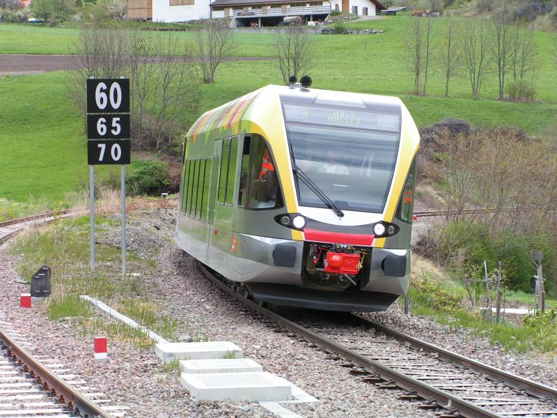Vinschgerbahn,Aufnahme des regulren Fahrbetriebes am 05.05.05 nachmittags (14.20h ab Mals)hier eine Garnitur von Meran kommend,bei der Einfahrt in Mals/Malles