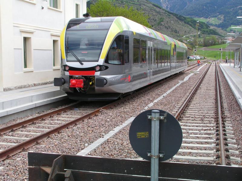 Vinschgerbahn,der  Folienbemalte  Zug,aus Meran kommend,am 05.05.05 auf Gleis 1 im Bhf.Mals