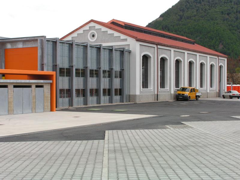 Vinschgerbahn,der restaurierte 2 stndige Lokschuppen in Mals.Er erhielt einen Vorbau wegen der Lnge der neuen Zge.Wie es vorher ausgesehen hat,sieht man bei Italien/Sonstiges.Mals 06.05.05