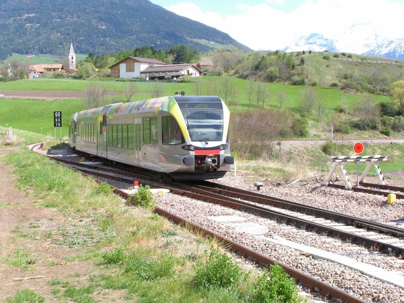 Vinschgerbahn,Der Testzug ,aus Meran kommend,kurz vor dem Bhf.Mals
04.05.05
