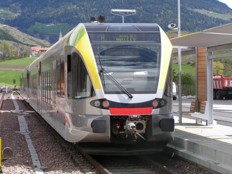 Vinschgerbahn,Der Testzug (Doppeltraktion)am Vortag der Erffnung
der  neuen Vinschgerbahn  in Bhf.Mals,wo noch berall an der Fertigstellung gearbeitet gearbeit wurde.Mals 04.05.05