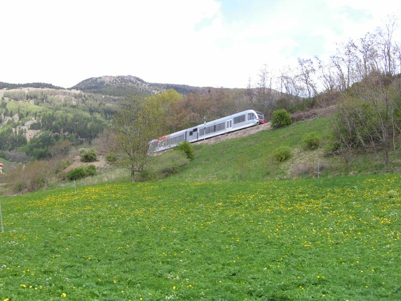 Vinschgerbahn,Verkehrverbund ALTO ADIGE,erster Fahrplanmssiger Zug nach Meran am 05.05.05
zwischen Mals/Malles und Schluderns/Sluderno.Die Streckenlnge Mals- Meran betrgt 60 km 