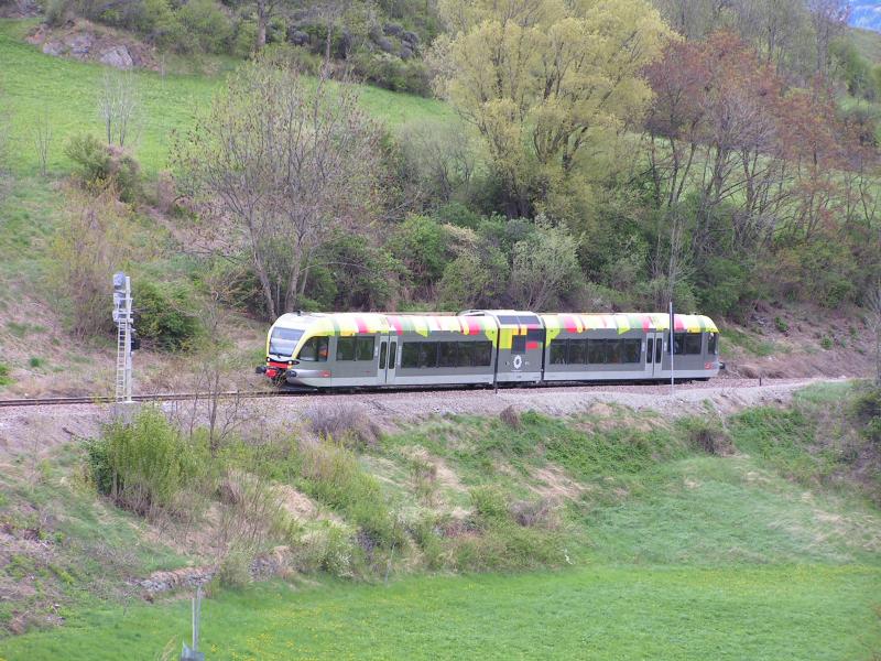 Vinschgerbahn,Verkehrverbund ALTO ADIGE.Jungfernfahrt mit Ehrengsten am 05.05.05.Aus Meran kommend,sieht man den Zug 
vor der Einfahrtskurve in den Bhf.Mals 
