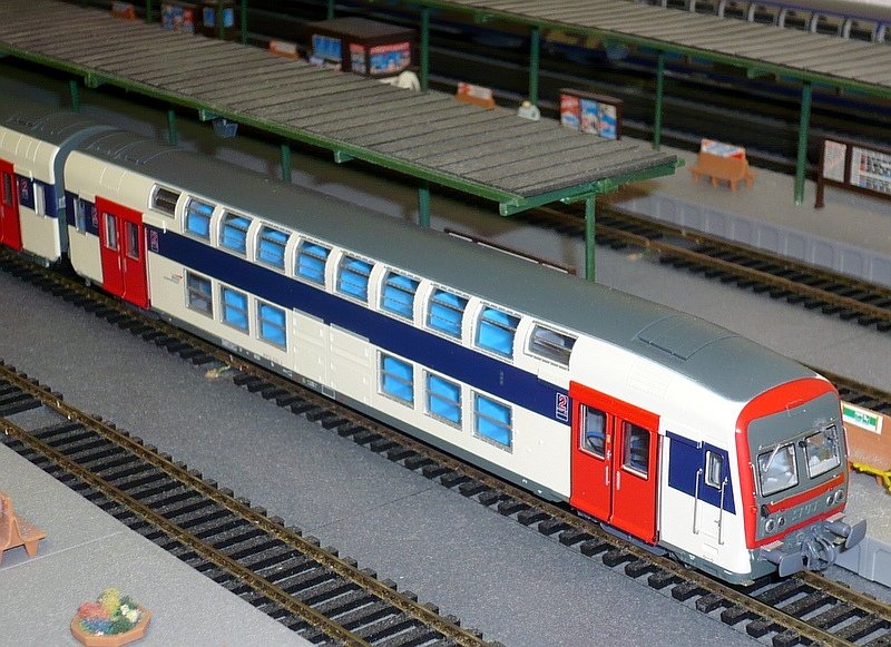 Vitrains 1009, VB2N-Doppelstock-Wagen-Set der SNCF  Ile de France , 1 Steuerwagen, 2 Zwischenwagen, 1 Endwagen. Detailierung gut, Fahreigenschaften, auch auf 360 mm Radius, gut. In Frankreich seit Juli 2008 erhltlich.