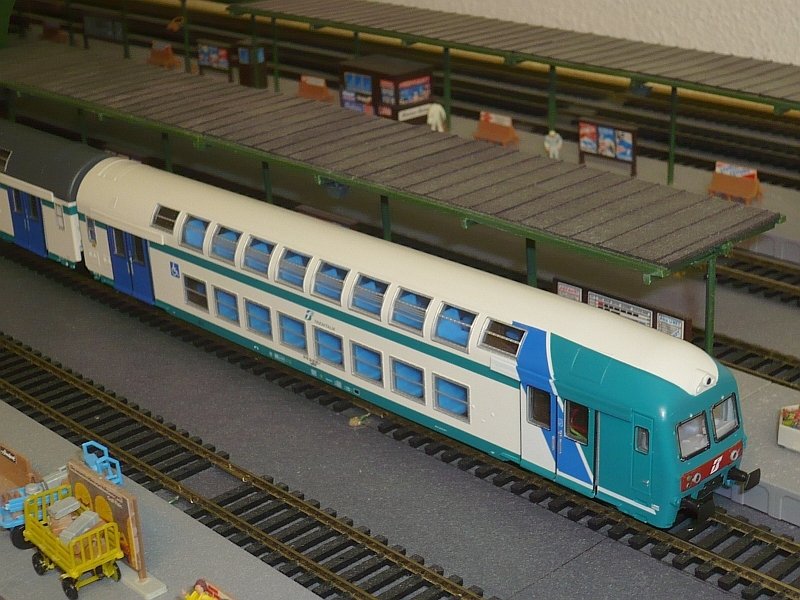 Vitrains 1011, Doppelstock-Wagen-Set der FS in moderner Lackierung, 1 Steuerwagen, 2 Zwischenwagen mit dunkelgrauen Dchern. Detailierung gut, Fahreigenschaften, auch auf 360 mm Radius, gut (nach kleinen Eingriff). In Deutschland seit Juni 2008 bei wenigen Hndlern auf Bestellung erhltlich.