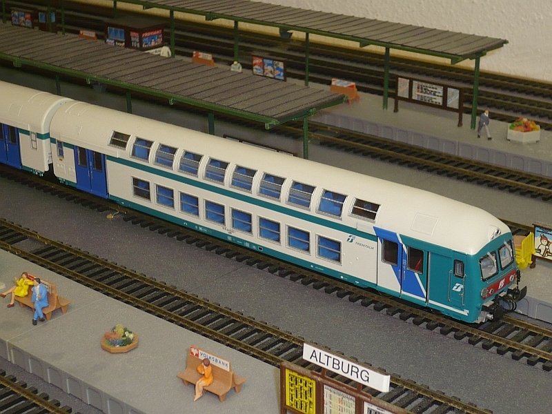 Vitrains 3009, Doppelstock-Steuerwagen der FS in moderner Lackierung, passende Zwischenwagen 3003 & 3004. Detailierung gut, Fahreigenschaften, auch auf 360 mm Radius, gut (nach kleinen Eingriff). 