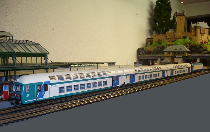 ViTrains-Doppelstock-Wagenset 1006 Typ XMPR der FS in modernen Farbdesigne, bestehend aus Steuerwagen und 2 Zwischenwagen mit verschiedenen Nummern. Diese Wagen gibt es alle auch als Einzelwagen (3003, 3004 & 3009), Ein Set in Ursprungs-Lackierung ist auch im Handel (1005), auch diese Wagen sind in Deutschland z.Z. nicht erhltlich, ich habe sie bei einen Fachhndler in Nord-Italien gekauft. Aufgenommen am 28.10.2007.