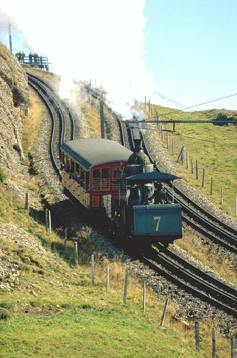 Vitznau-Rigi Bahn (VRB) Zug auf Talfahrt Richtung Rigi-Staffel(1600 m .M.)Rechts das Trasse der ehem.Arth-Rigi Bahn (Fusion beider Gesellschaften zu einer Gesellschaft 1992)