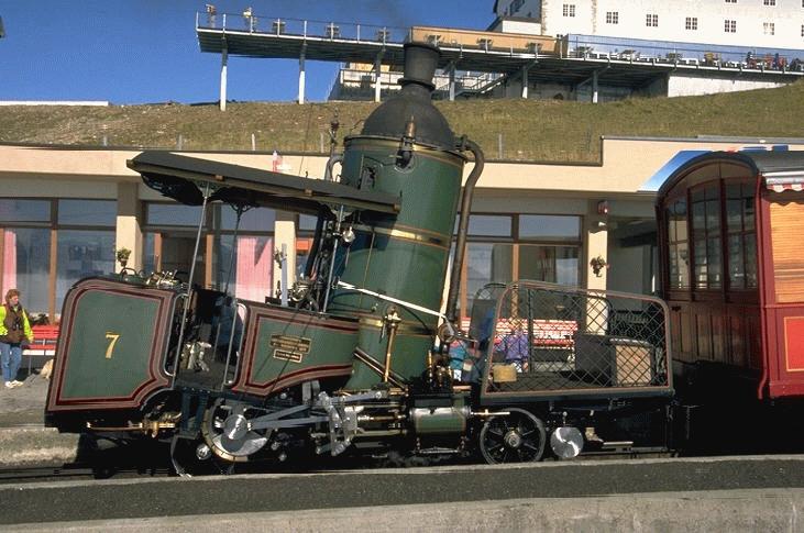 Vitznau-Rigi Bahn (VRB)Stehkessellok No.7 H1/2 (SLM 1873) vor der Station Rigi Kulm(1800 m .M.)