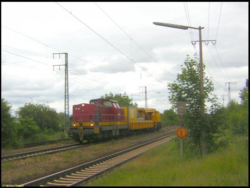 VL 10 der Hochwaldbahn (ex DR 202 530) begegnete mir am 27.05.2006 berraschend bei Weiterstadt mit einem Schienenkran am Haken.