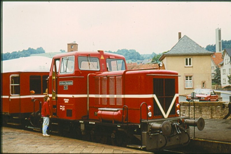 VL 12 der Gelnhuser Kleinbahn 1985 in Bad Orb. Dies ist alles schon lngst Geschichte. Inzwischen ist die gesamte Strecke Wchtersbach - Bad Orb auf Schmalspur umgespurt und zur Museumsbahn geworden.