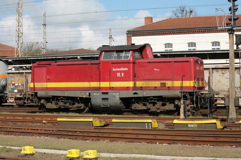 VL 9 ( Petra ) der Hochwaldbahn wartet in Bad Kleinen am Signal.