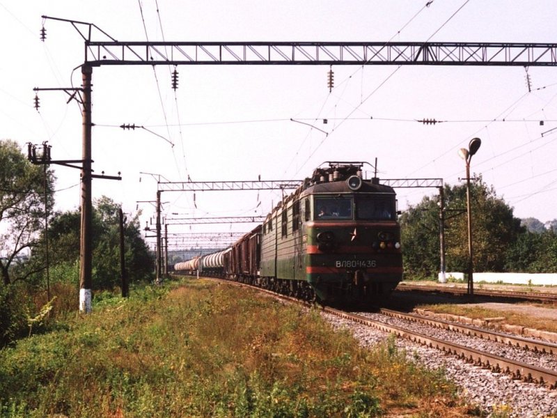 VL80s-1436 (ВЛ80c-1436) mit Gterzug (86 waggons!) zwischen Vladimir (Владимир) und Kovrov (Ковров) bei Bogolyubovo am 31-08-2004. Bild und scan: Date Jan de Vries.