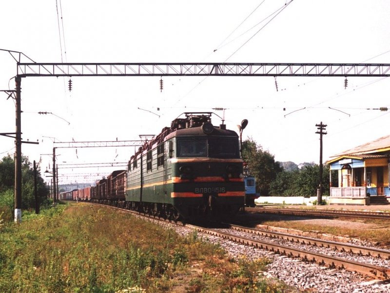 VL80s-1516 (ВЛ80c-1516) mit Gterzug zwischen Vladimir (Владимир) und Kovrov (Ковров) bei Bogolyubovo am 31-08-2004. Bild und scan: Date Jan de Vries.