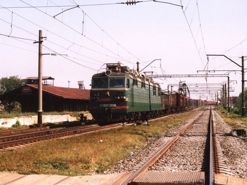 VL80s-2618 (ВЛ80c-2618) mit Gterzug (81 waggons!) zwischen Kovrov (Ковров) und Vladimir (Владимир) bei Bogolyubovo am 31-08-2004. Bild und scan: Date Jan de Vries.
