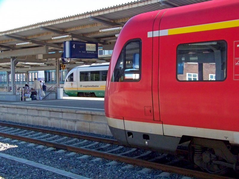 V.l.n.r.: VT12 ( Landkreis Tirschenreuth ) als VBG und 612 972 als RE in Plauen ob Bf, 23.5.09.