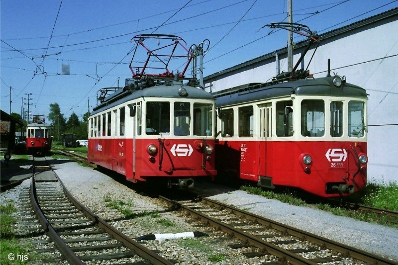 Vcklamarkt - Attersee. Zugkreuzung in St. Georgen i.A.: links 26 110, rechts 26 111, i.H. 23 102 (9. September 2006)