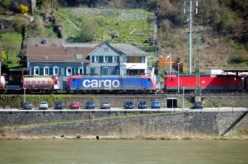 Vlkerverstndigung in Kaub am Rhein. Eine Re 482 der SBB-Cargo begegnet direkt im Bahnhof von Kaub einer BR 143 der DB. (April 2009, Blick auf die rechte Rheinseite vom Block Langscheid).