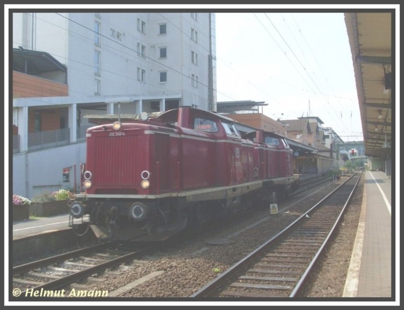 Vllig berraschend fuhren mir am 17.08.2008 im Bahnhof Siegen 212 240 und 212 370 der EfW als LZ vor die Kamera, so dass ich nicht anders konnte, als entgegen den fotografischen Grundstzen eine Aufnahme von der Schattenseite aus zu machen, um dieses Motiv im Bild festzuhalten. 