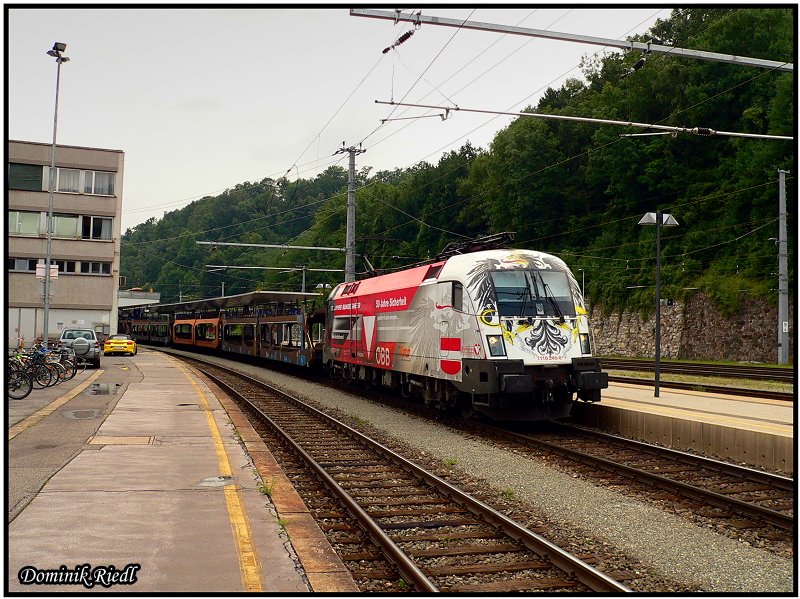 V�llig �berraschend kam der Anruf eines Freundes das die 1116 246 Bundesheertaurus gerade in Kd nach einem Triebfahrzeugf�hrerwechsel ausgefahren sei und in ca.20 Minuten den Bahnhof Leoben durchfahren wird.
Nach ca.20 Minuten kam sie dan mit dem 46778 aus Traviso Boscoverde. Leoben Hbf 02.08.2008