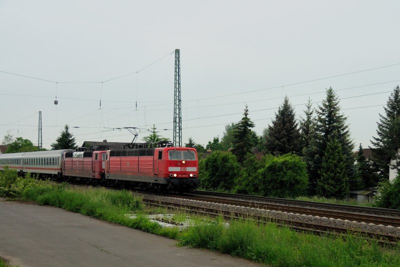 Vllig berraschend kam diese Doppeltraktion der 181 (verkehrsrot und orientrot) die KBS 650 entlang. Sie fhrte nur drei Intercitywagen mit. Fhrend 181 209-8. (nach Bensheim-Auerbach, 14.05.2009).