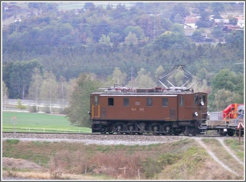 Vllig berraschend wurde der Gterzug von Samedan nach Landquart mit der Ge 4/6 353 gefhrt. Es war das erste Mal, dass ich diese Lok im regulren Einsatz sah. Sie wurde als Dampflokersatz (Waldbrandgefahr) vom Depot Samedaan fr einen Extrazug nach Landquart verschoben. (08.10.2009)