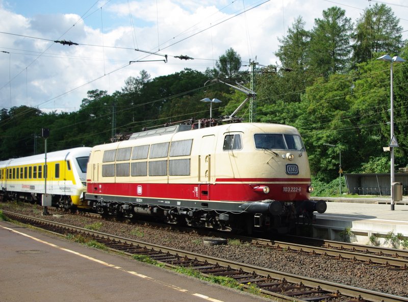 Vllig berrascht hat uns die 103 222-6 mit dem RailLab am 28.08.2009 in Eichenberg in Fahrtrichtung Gttingen, jedoch mit kurzem Signalhalt.
