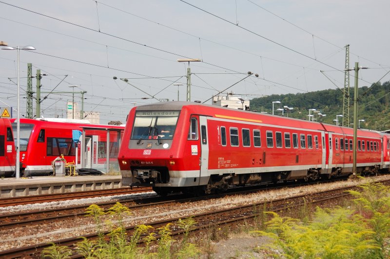 V�llig �berrascht worden... im R�cken Dieselger�hre geh�rt und gerade noch erwischt, durchf�hrt 611 545-5 mit Bruder-Tw am 29.07.08 den morgentlichen Bahnhof Plochingen in Richtung Aulendorf.
