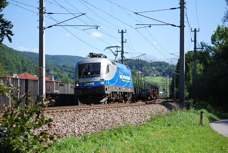 vllig berrascht wurde ich von der MWB 1116 912, die hier kurz vor Elsbethen einen Leerwagenzug Richtung Salzburg befrdert (18.8.2008)