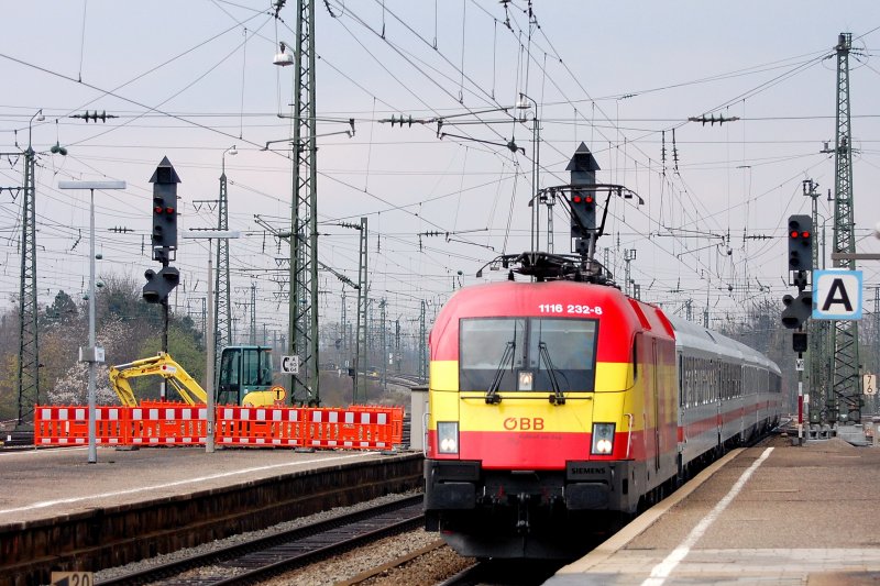 V�llig unvorbereitet und dementsprechend deplaziert vom  Spanier  �berrascht... 1116 232-8 heizt mit einem kurzen IC, dem  K�nigsee , durch M�nchen-Pasing.