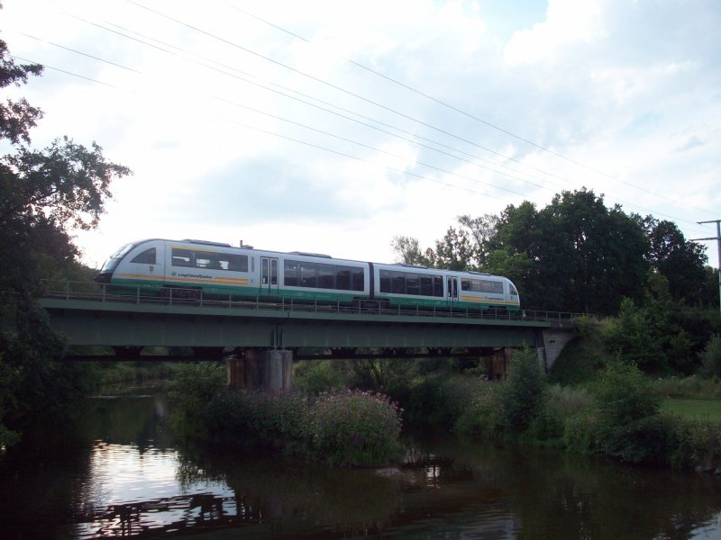 Vogtlandbahn bei Neustadt. Zug ber der Waldnaab.(08/08) 