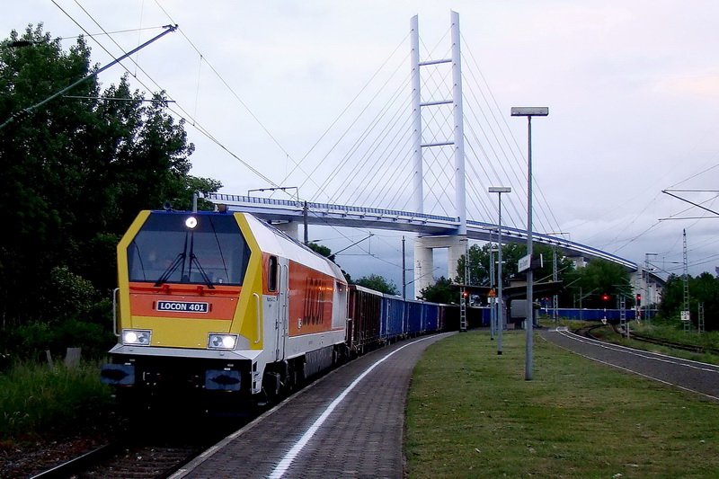 Voith Maxima 40CC  Locon 401  Durchfhrt in den frhen Abendstunden den Bhf Stralsund Rgendamm.  am 04.06.09