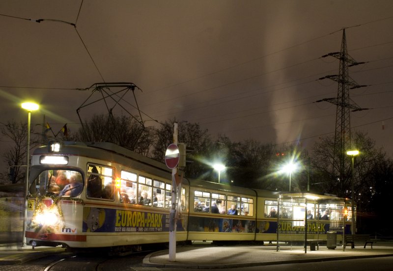  Voll auf die 12  - so lautete das Motto der Interessengemeinschaft Nahverkehr Rhein Neckar. 

Wir haben den Mittagsverkehr der Linie 12 bereits um 12 Uhr eingeleutet. Geplant war mit 6x GT8 und einem GT6 ein 10 Minuten Tackt. Am Ende waren es jedoch nur 5x GT8 und ein GT6. Dazu fuhren 2 Highlights, undzwar ein Heidelberger M8C und der 1122 der RhB. M8C darum, weil es ja eigentlich ein Stadtbahnfahrzeug ist. Da es jedoch in Heidelberg keine Stadtbahn gibt, haben wir ihn heute mal nach Ludwigshafen geholt. Im Planm�sigen Mittagsverkehr ab 15:00 Uhr fuhr er �brigens Planz�ge. 

Am Abend war die letzte Fahrt der Linie 12 der Kurs 12/47 (den man nebenbei auf diesem Foto sieht...). Nach dieser Fahrt wurde der C-Tunnel (l�ngster Tunnel Ludwighafens) stillgelegt. Als Fahrer hatten wir uns jemanden besonderes ausgesucht. Der Mann, der die erste Testfahrt durch den C-Tunnel gemacht hat und die Premiereparade angef�hrt hat. Er hat nun also vor 33 Jahren das Buch ge�ffnet und heute eigenh�ndisch geschlossen. Auf der letzten Fahrt, also der von Oppau nach Rheing�nnheim, sagte er bei der Einfahrt in den C-Tunnel:  33 Johr lang bin ich do gfahre und jetzt isses es letzt mol. ich kann des einfach net glabe jetzt wirds mir langsam mulmig . Hei�t soviel wie: 33 Jahre lang bin ich hier gefahren - und jetzt ist es das letzte mal. Ich kann das einfach nicht glauben... . 