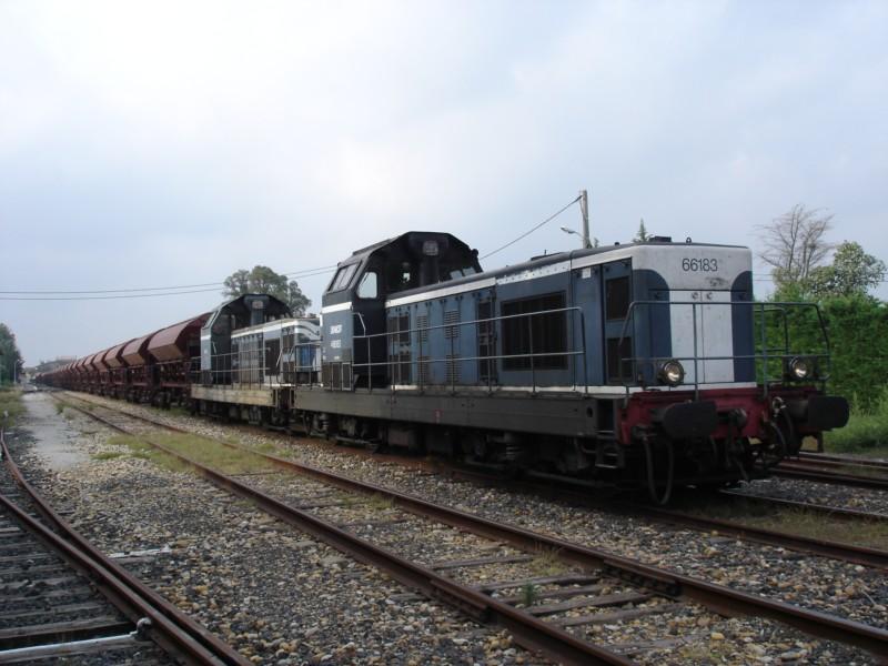 Vollbeladener Salzzug mit zwei BB 66000 auf dem Weg nach Metz in Nordfankreich. Das Salz wird in Aigues Mortes aus dem Meer gewonnen. Aigues Mortes 11.10.2005.