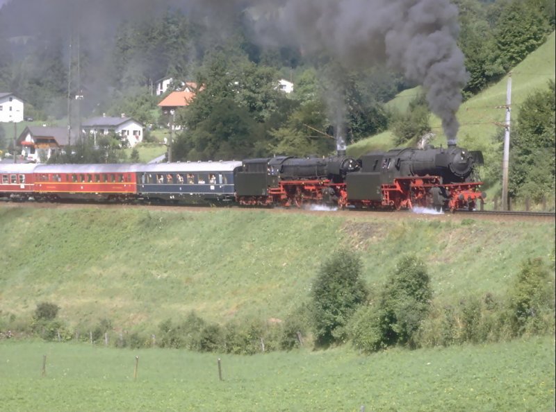 Volldampf am Arlberg im Sommer 1994.Dampflok 23-058 und 41-018
mit einem Sonderzug nach Landeck.(Archiv P.Walter)
