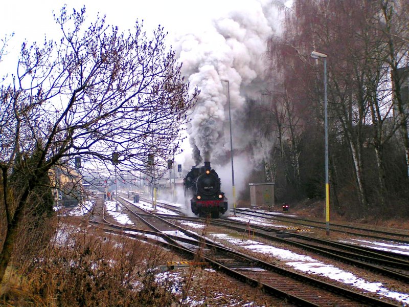 Volldampf geben 657.2770 + 638.1301 mit dem IGE-Sonderzug  Hausruckdampf 2008  um den Bhf. RIED i.I. zu verlassen; 080105