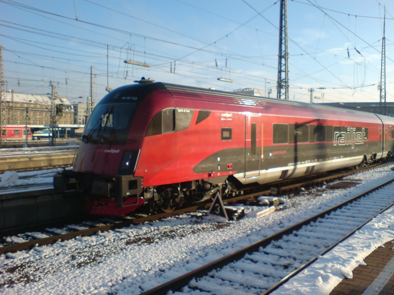 Volle Bahnsteigl�nge in M�nchen HBF ausgenutzt.RJ63 in Doppeltraktion.Vorderteil Spirit of Linz  geschoben von  Spirit of Salzburg  fuhrt unbesetzt bis Salzburg.Allerdings das Bistro war mit Mannschaft besetzt und es gab frische Croissants(bloss f�r wen??)14.12.08 