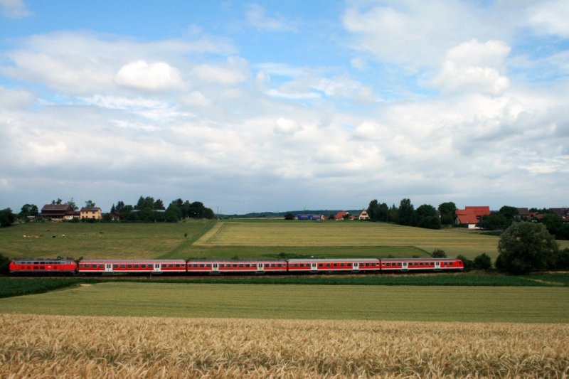 Volle Breitseite: 218 484 schiebt den RE 4835 von Mannheim nach Heilbronn in Krze durch den Haltepunkt von Bad Wimpfen-Hohenstadt. Der nchste Halt des Zuges wird der Bahnhof von Bad Wimpfen sein. 