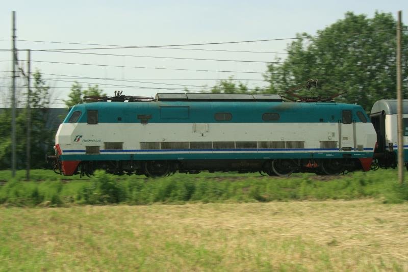 Volle Breitseite bei Tempo 120 - E444 078 bei Reggio nell'Emilia; 10.05.2009