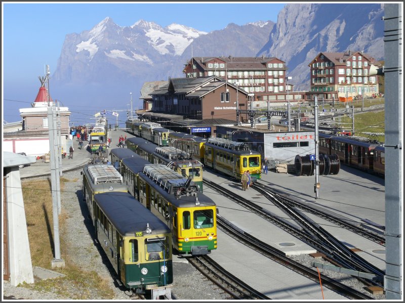 Volles Haus auf der Kleinen Scheidgg. Rechts vom Bahnhof stehen drei JB Zge, im Vodergrund ein abgestellter Reservezug, dann drei Zge mit zwei Vorstellwagen respektive Doppelsteuerwagen nach Lauterbrunnen und im Hintergrund ein doppelter Pano Tw und noch zwei BDeh 4/4 mit einem Vorstellwagen nach Grindelwald. Diese Situation wiederholt sich stndlich am Nachmittag. (11.10.2007)