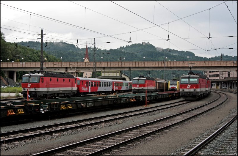 Volles Haus und gleich 3 1144er mit  Pflatsch  (v.l.n.r.) Die Wien Westbahnhofer 1144 288 hat einen REX nach Kufstein gebracht, und steht mit ihrem Zug auf dem Seitengleis, Die Wiener 1144 282 wartet auf die Abfahrt mit ihrem Gterzug und die Innsbrucker 1144 276 ist mit einem Lokzug angekommen und wird gleich ebenfalls auf ein Seitengleis fahren um dort auf die nchsten Aufgaben zu warten. (07.07.2008)
