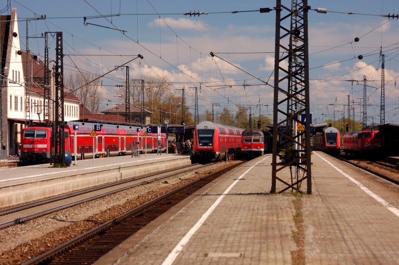  Volles Programm  in Donauwrth. Kurz vor 15:00 Uhr sind alle Gleise besetzt. So liebt es der Bahnfan.