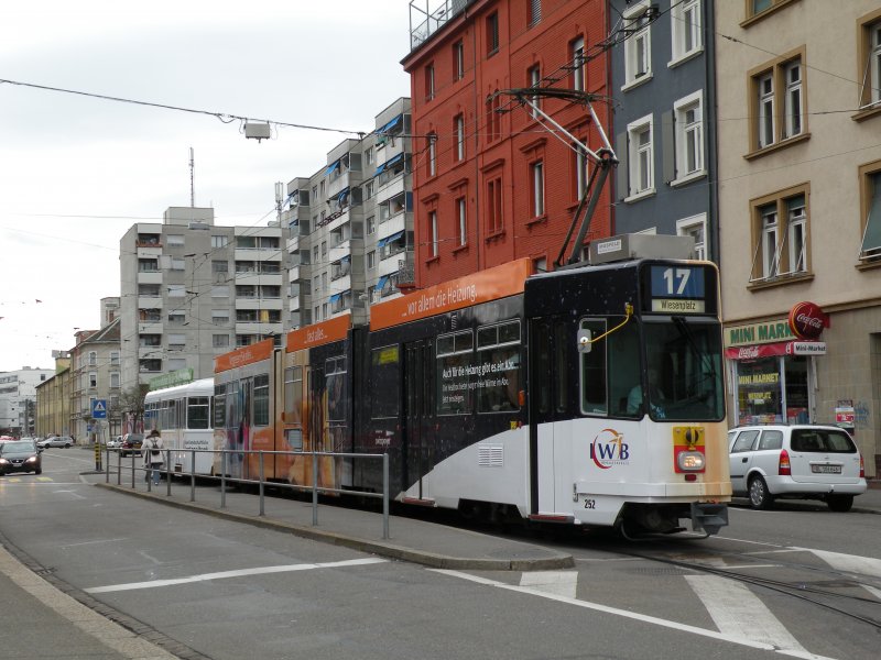 Vollwerbezug auf der Linie 17 an der Endhaltestelle Wiesenplatz. Motorwagen 252 wirbt fr die IWB und der Anhngewagen 1316 wirbt fr die Baselbieter Kantonalbank. Die Aufnahme stammt vom 26.03.2009.